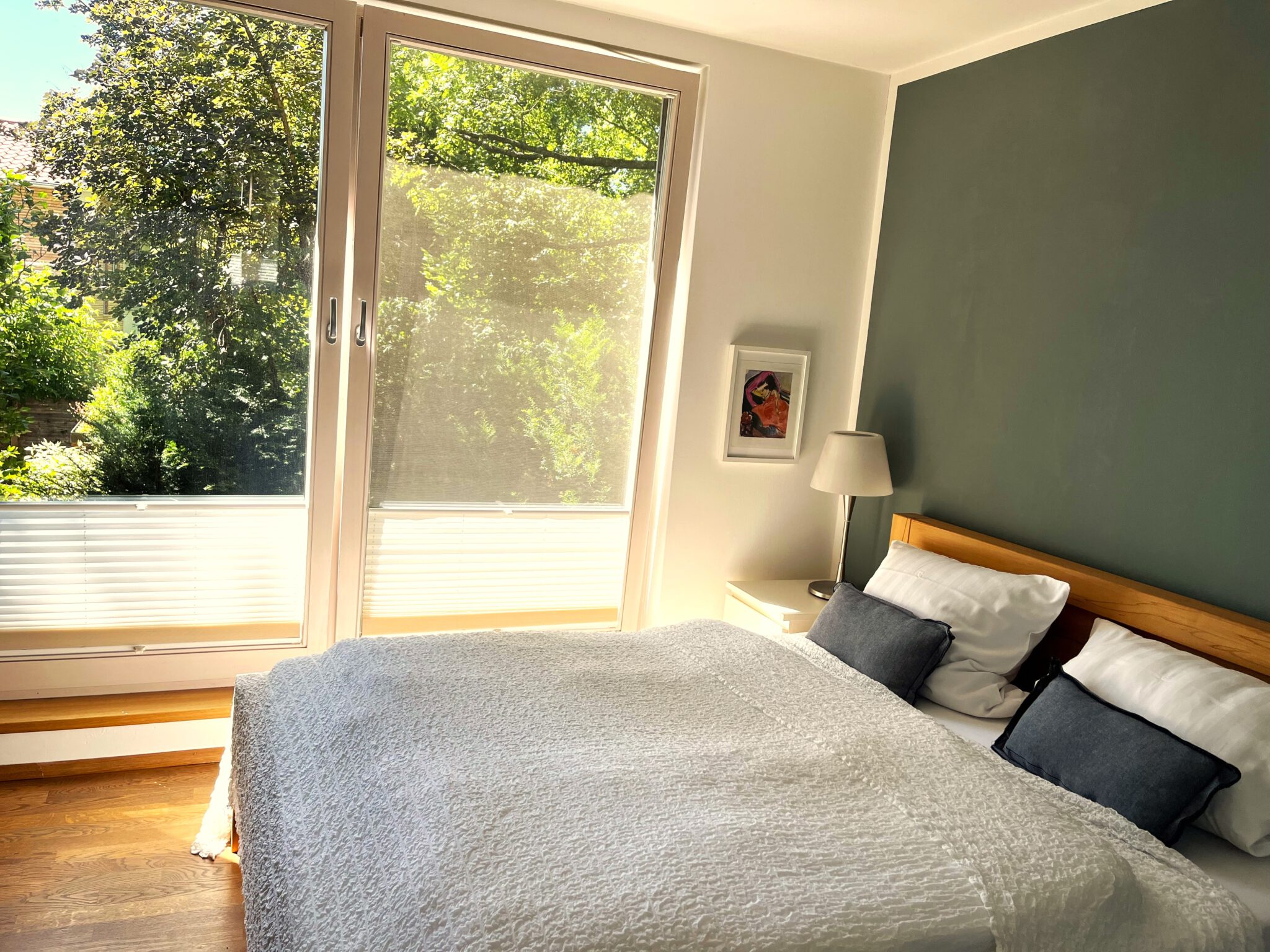 atelier-schlafzimmer-gartenblick-ferienwohnung-starnberger-see-seeshaupt-ruhelage