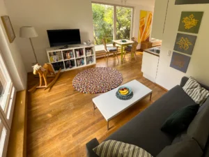 atelier-wohnraum-schlafsofa-wohnkueche-ferienwohnung-starnberger-see-seeshaupt