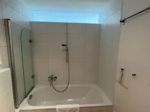 badewanne-dusche-badezimmer-ferienwohnung-starnberger-see-seeshaupt