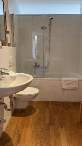badezimmer-badewanne-dusche-unterkunft-suedufer-starnberger-see