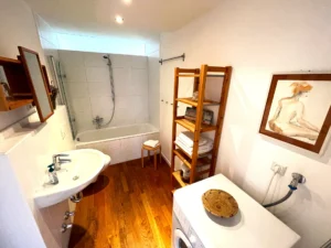 badezimmer-badewanne-waschmaschine-ferienappartement-seeshaupt-starnberger-see