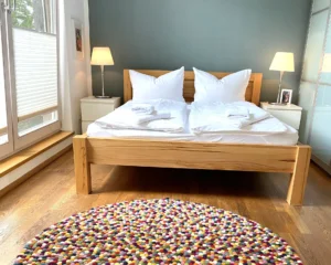 doppelbett-schlafbereich-garten-apartment-ferienwohnung-starnberger-see-ruhelage