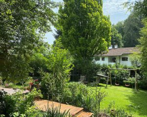 garten-terrasse-schaukel-ruhelage-garten-apartment-seeshaupt-fuenf-seen-land