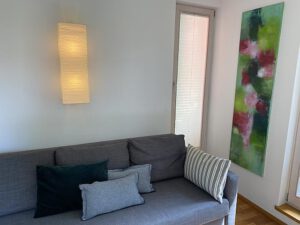 schlafsofa-sitzecke-kunst-wohnen-auf-zeit-seeshaupt-starnberger-see