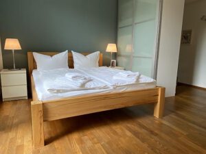 schlafzimmer-doppelbett-handtuecher-ferienappartement-seeshaupt-ruhelage