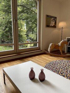 sitzecke-gartenblick-schaukelpferd-ferienwohnung-starnberger-see-seeshaupt