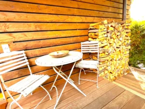 terrasse-sitzplatz-holzlager-garten-apartment-seeshaupt-fuenf-seen-land