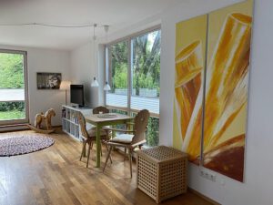 wohnbereich-kunst-essplatz-ferienwohnung-starnberger-see-fuenf-seen-land