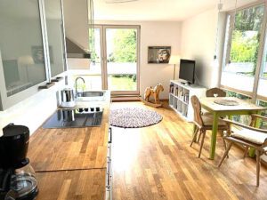 wohnkueche-essplatz-gartenblick-ferienappartement-seeshaupt-starnberger-see